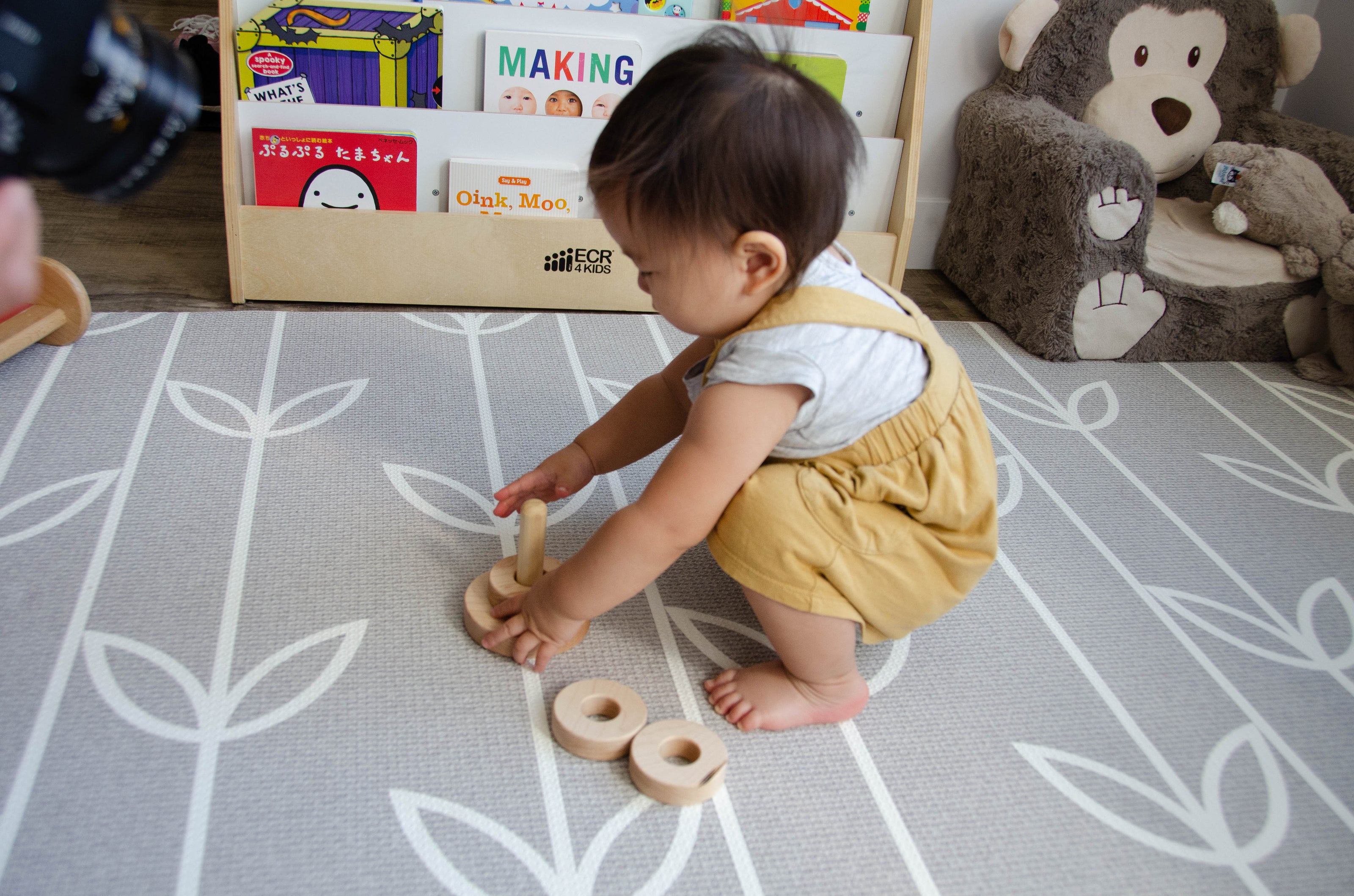Vertical Dowel with 3 Same Size Rings