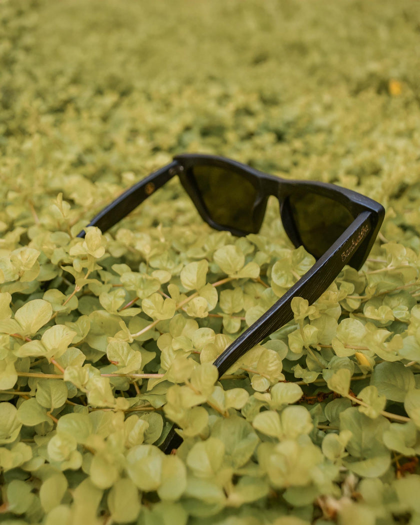Vintagío |Retro Black Bamboo Sunglasses | Polarized UV400 Floating Eco-Friendly Shades